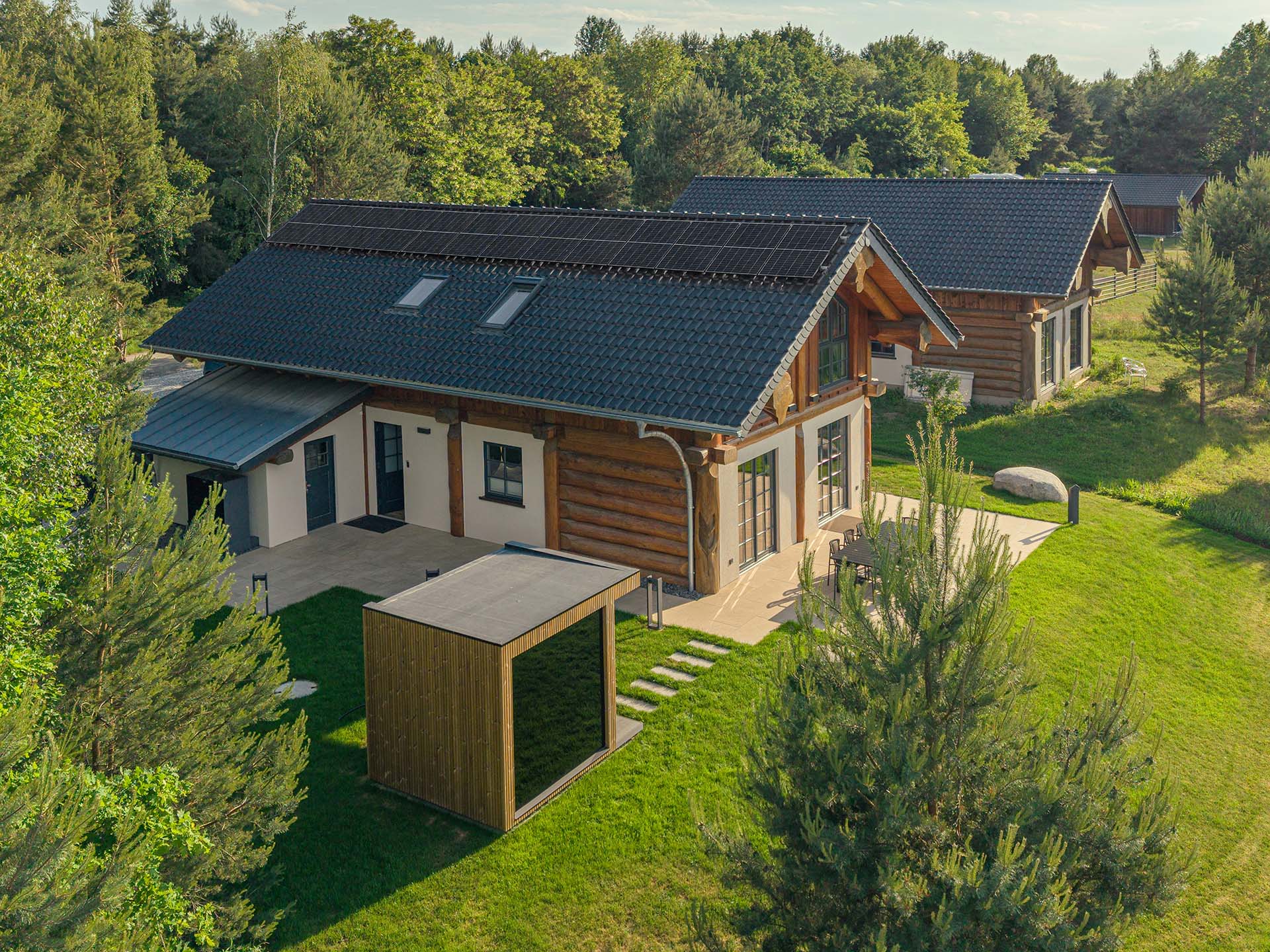 Ferienhaus Naturresidenz Ufertraum am Gröberner See aus der Vogelperspektive, umgeben von Wald