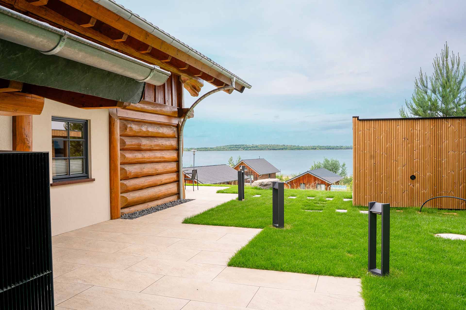 Außenansicht des Ferienhauses mit Terrasse, Sauna und Naturmaterialien