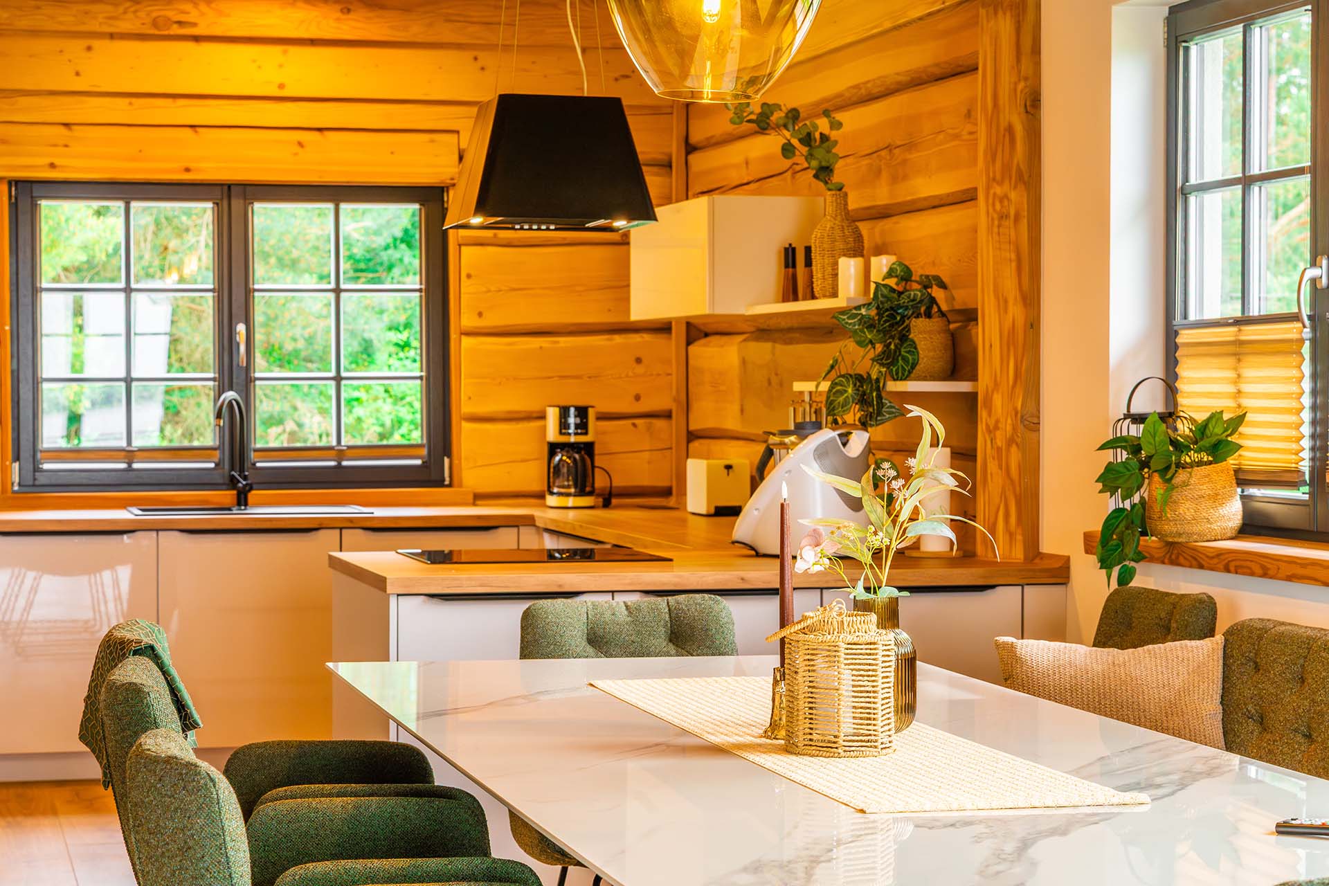 Offener Wohn- und Essbereich mit langer Tafel und Blick nach draußen