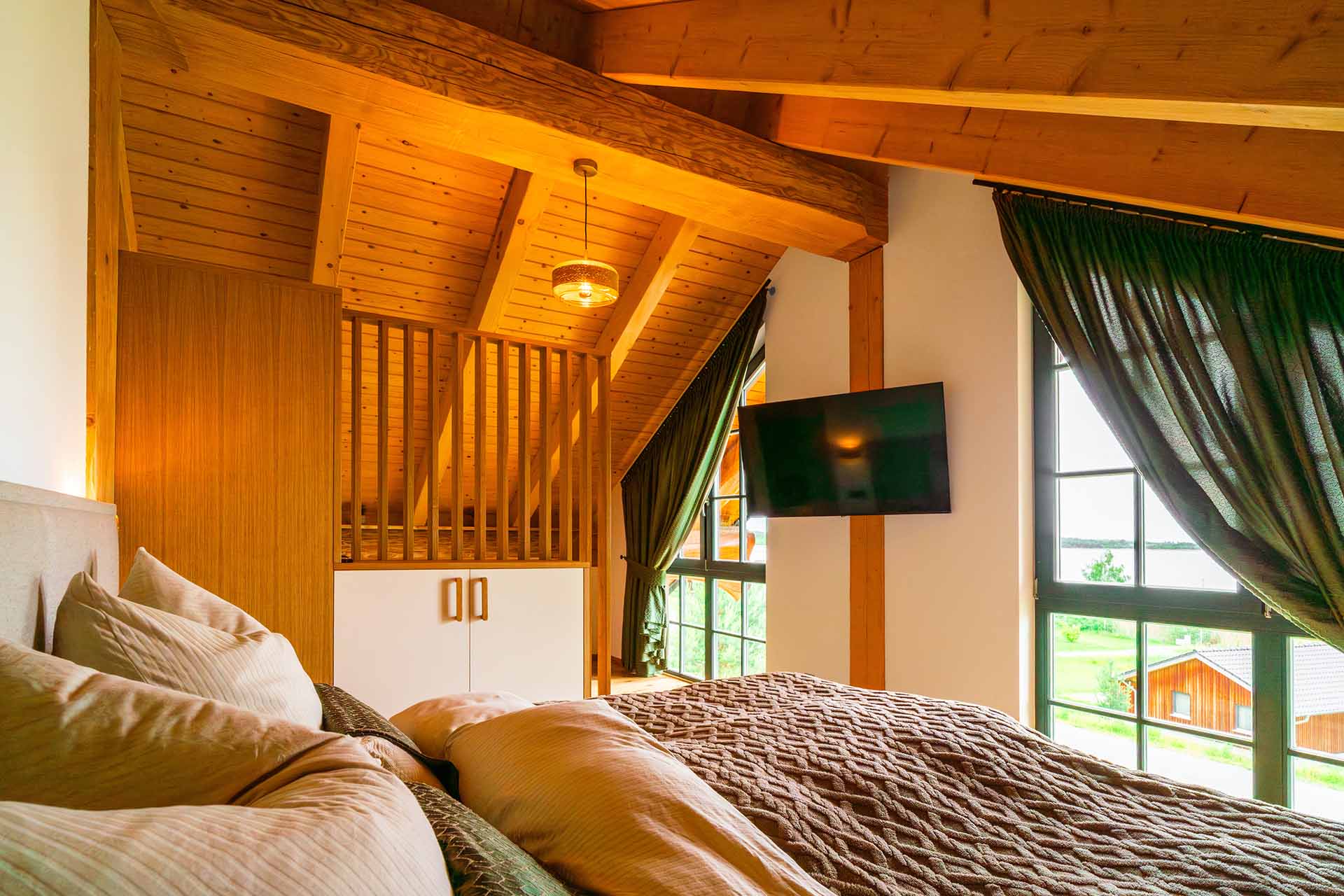 Weiteres Schlafzimmer mit Zirbenholzbett