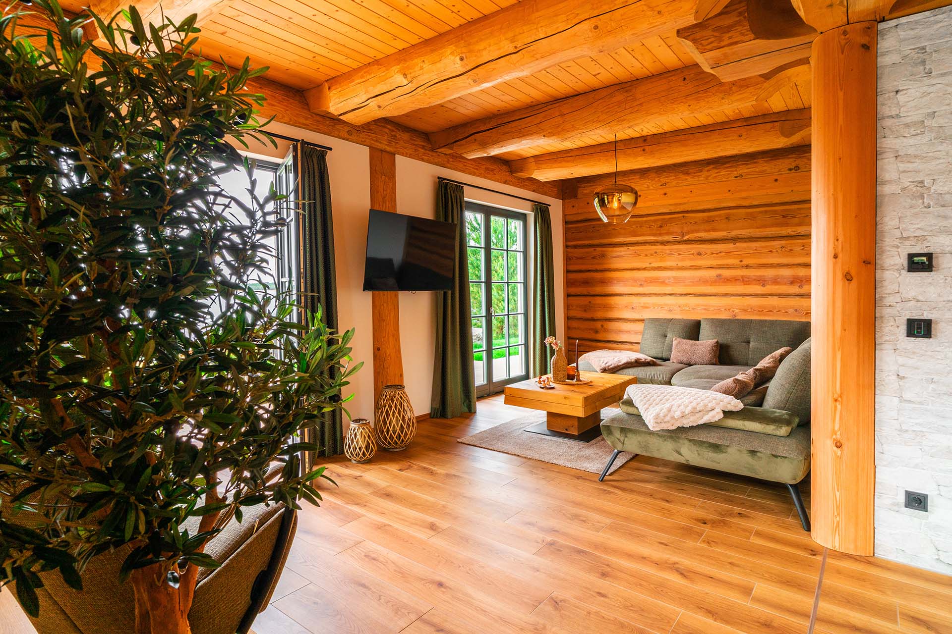 Wohnzimmer im Ferienhaus Naturresidenz Ufertraum mit Altholz, Parkett und Naturmaterialien