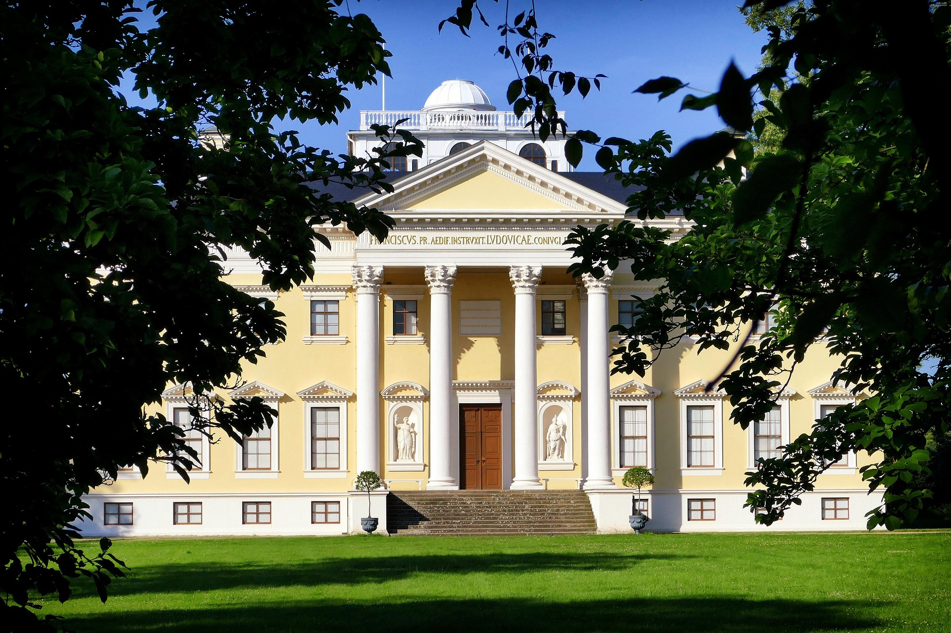 Schloss im UNESCO-Gartenreich Dessau-Wörlitz