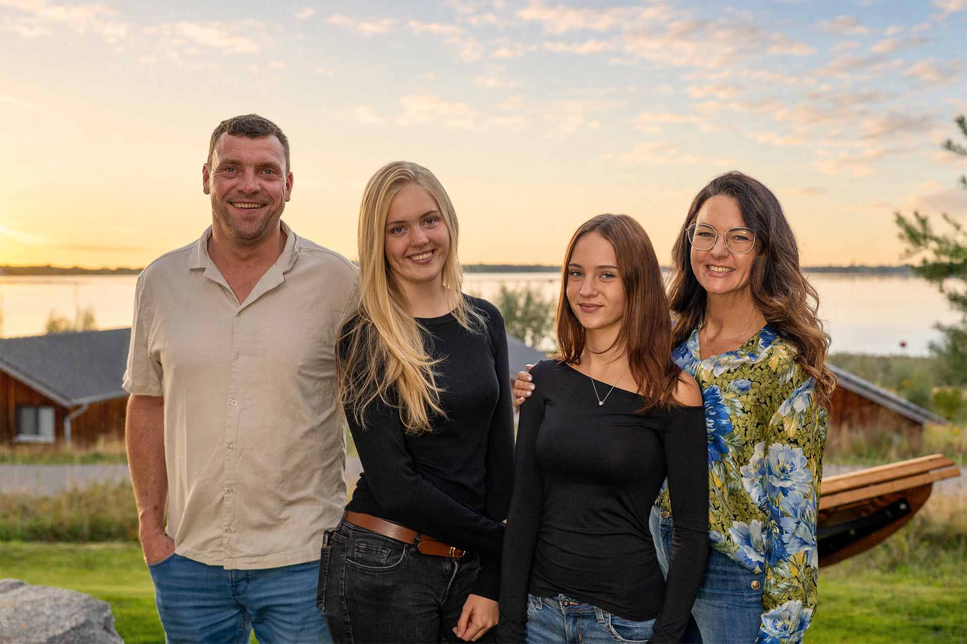 Die Gastgeberfamilie Weber vor dem Ferienhaus Naturresidenz Ufertraum
